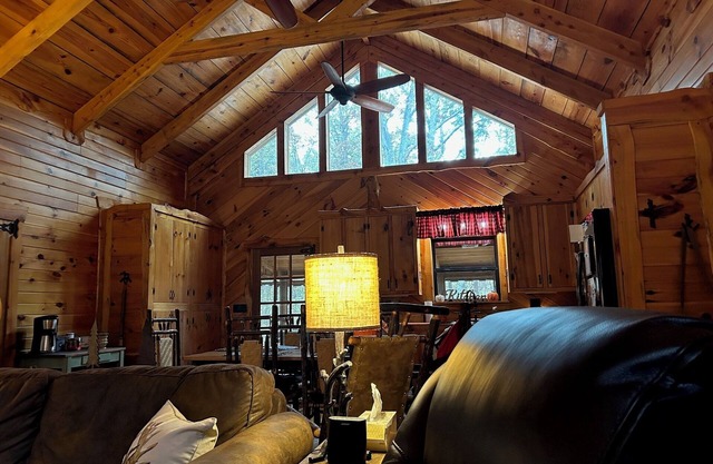 Cozy 2-bedroom cabin nestled in the woods in serene Mentone