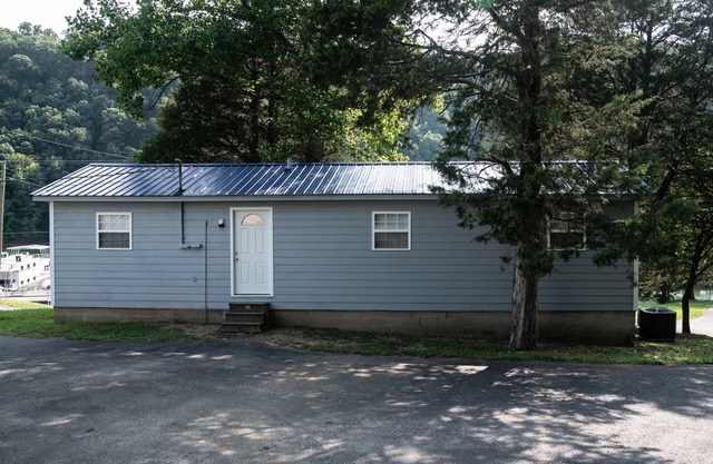 Cozy 2-bedroom cabin/w Slip with on Dale Hollow Lake in Albany, KY