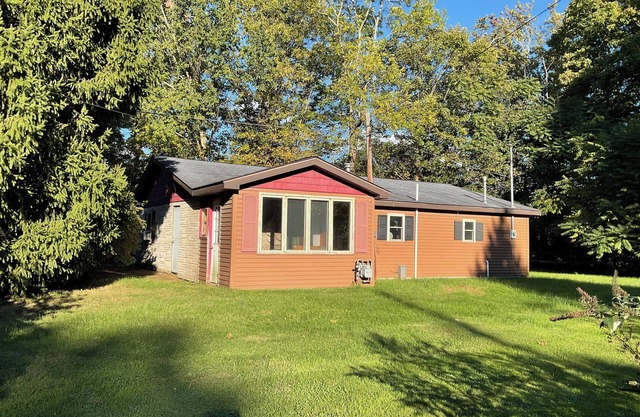 Cozy 2-bedroom cabin with AC, WiFi in charming Girard