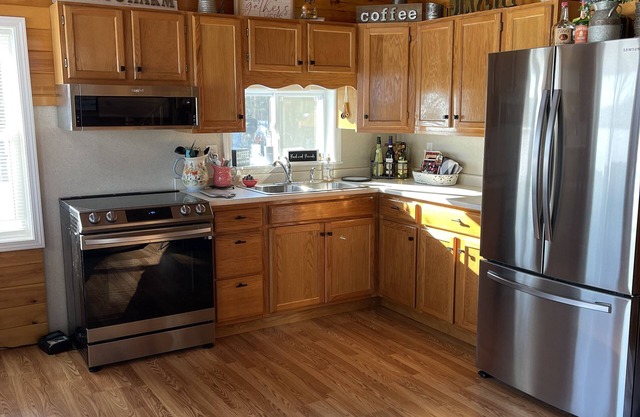 Cozy 2-bedroom chalet in welcoming Portage Lake with WiFi, AC