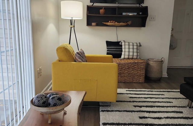 Cozy 2-bedroom condo in charming Stephens City