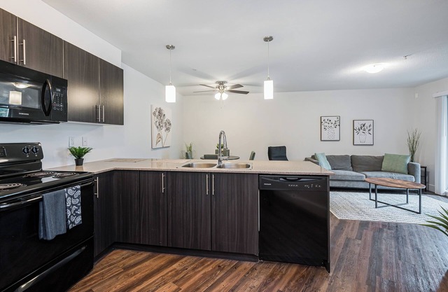 Cozy 2 bedroom Condo - walking distance to down town Abby.nDog Friendly!
