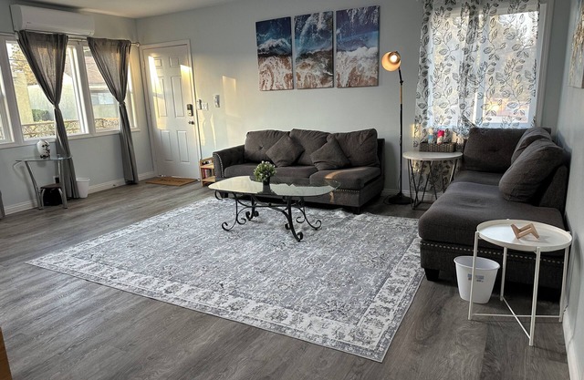 Cozy 2-bedroom condo in charming San Gabriel with AC, WiFi