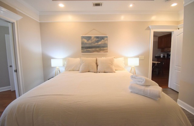 Cozy 2-bedroom condo in charming Townsend with WiFi, AC