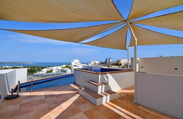 Cozy 2-bedroom condo in peaceful La Paz with WiFi, AC and beautiful bay view