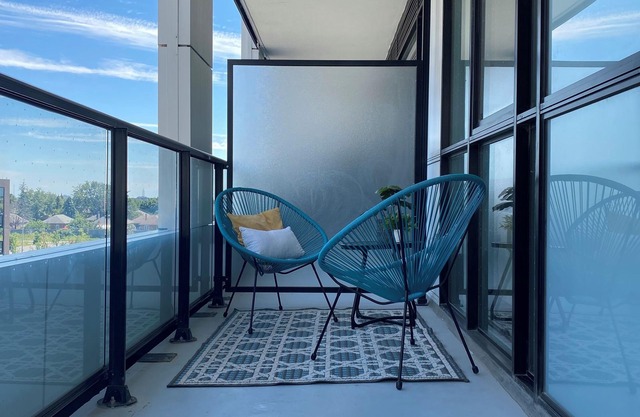 Cozy 2-bedroom condo with WiFi, fitness room in lovely Toronto