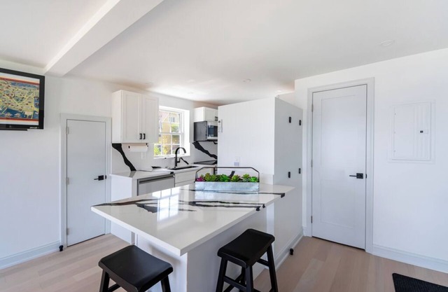 Cozy 2-bedroom condo with WiFi, AC in charming Salem