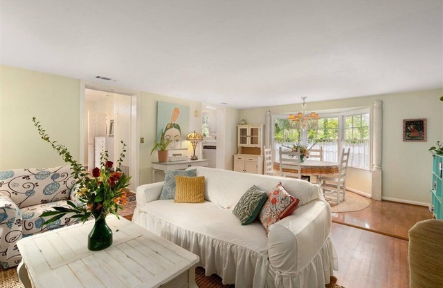 Cozy 2-bedroom cottage with WiFi, AC in charming Winterville
