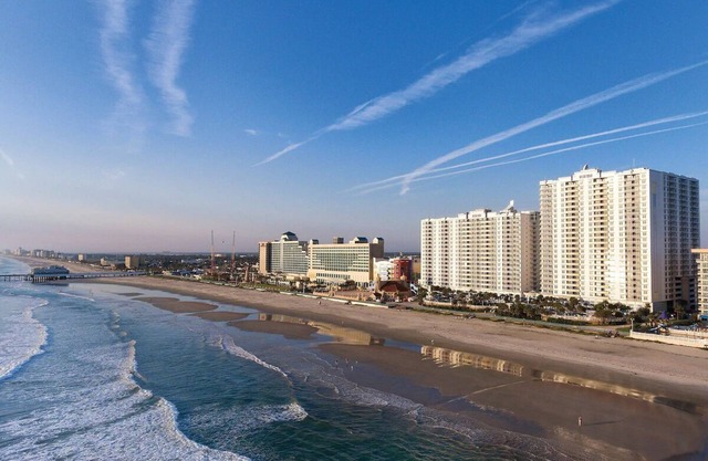 Cozy 2-bedroom Deluxe Suite in lovely Daytona Beach!