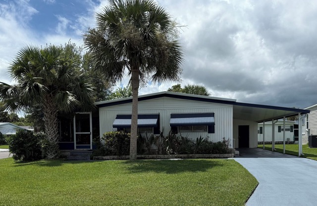 Cozy 2-bedroom double-wide home in charming Vero Beach with AC