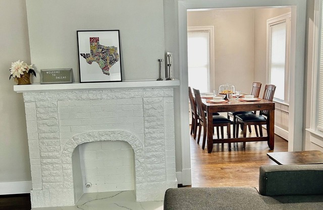 Cozy 2-bedroom duplex in quiet Kessler Park Bishop Arts with WiFi, AC