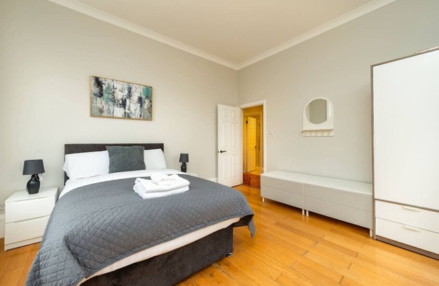 Cozy 2-Bedroom Flat (QCA)
