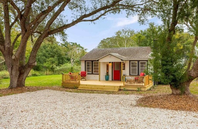 Cozy 2 bedroom farmhouse cottage 11 minutes to beach, with hot tub