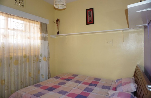 Cozy 2 Bedroom flat conveniently located!