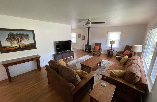 Cozy 2-bedroom home in West Asheville! Walkable location on Sulphur Springs Rd.
