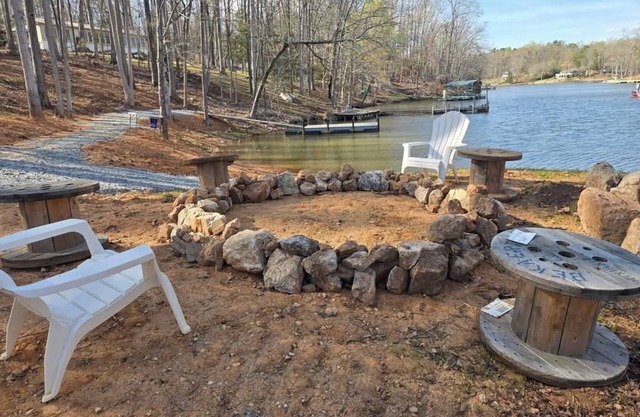 Cozy 2-bedroom home on Lake Secession!