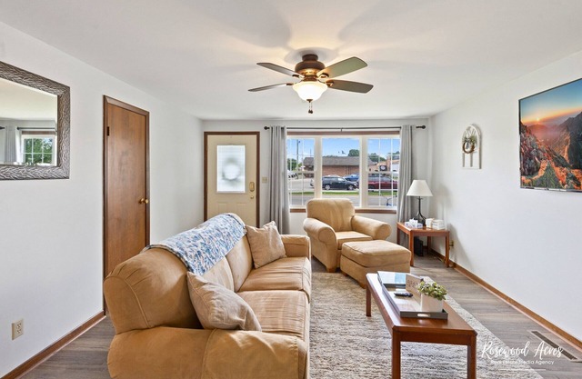 Cozy 2 bedroom home steps from ONU W/King bed & fenced in back yard.