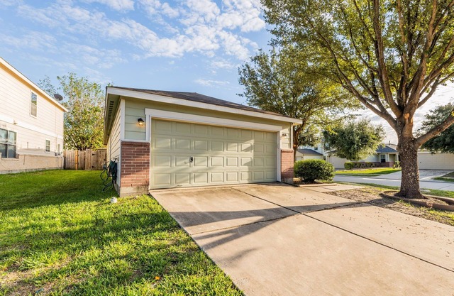 Cozy 2-Bedroom Home w/Study Room near IAH Airport