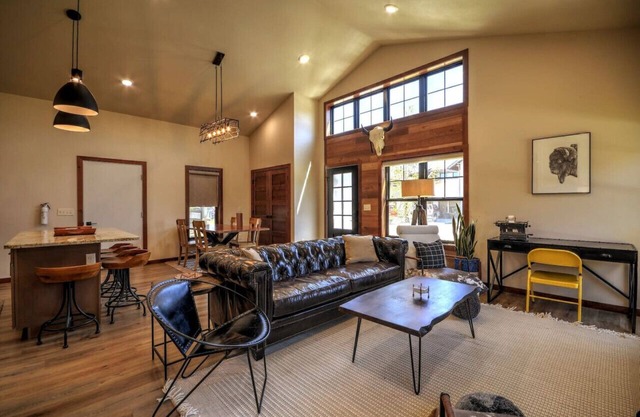 Cozy 2 bedroom home w/hot tub!