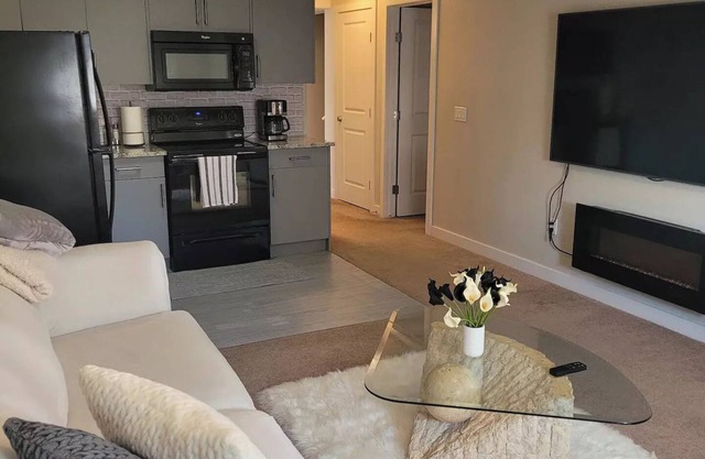 Cozy 2-bedroom Home with indoor fireplacen