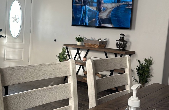 Cozy 2-bedroom house in nice Brownsville with WiFi, AC