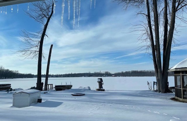 Cozy 2-bedroom house in charming Sturgis with Beautiful sunsets on the lake.nn