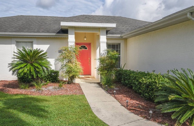 Cozy 2-bedroom house with pool!