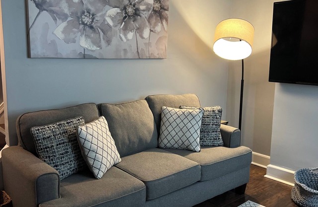 Cozy 2-bedroom in downtown Wilmington, perfect for work-related or leisure stay.