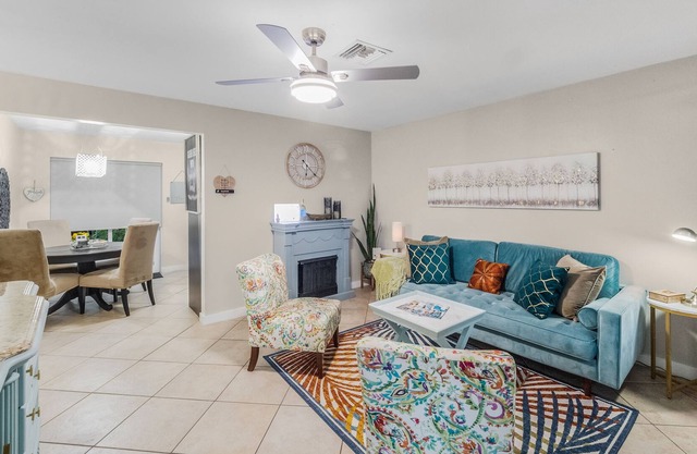 Cozy 2-bedroom, King Bed, private yard, firepit