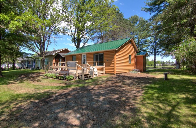 Cozy 2-Bedroom Lake Holcombe Cottage