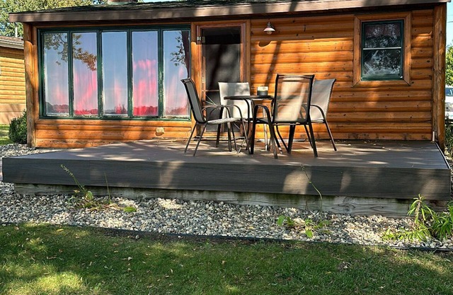 Cozy 2 Bedroom Lakeside Cabin on Lake Manuella