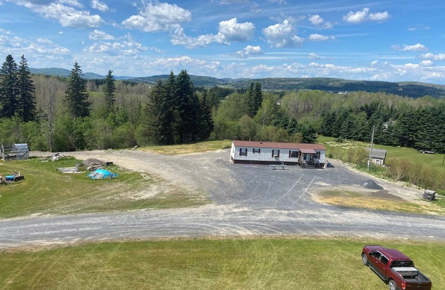 Cozy 2-bedroom mobile home in charming Madawaska with AC, WiFi