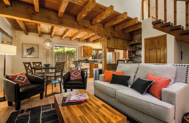 Cozy 2-Bedroom Plaza Retreat: Spacious Quiet Luxury