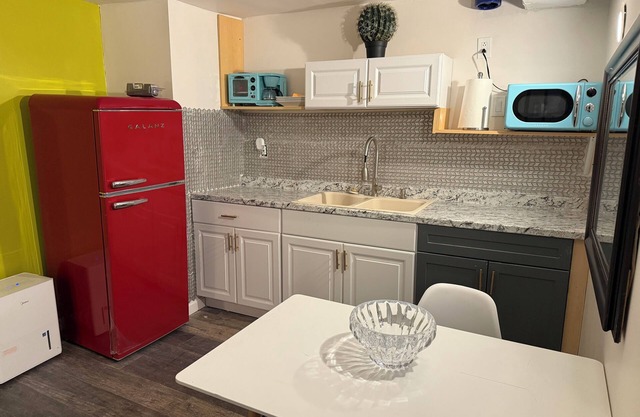 Cozy 2-bedroom studio with WiFi, AC in pleasant Haverhill