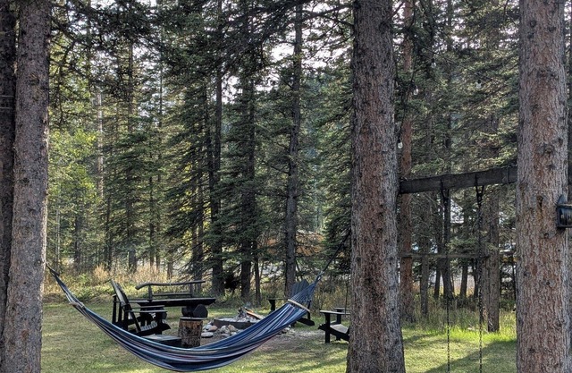 Cozy 2-bedroom suite in the forest near multiple restaurant/pubs. BraggCreek