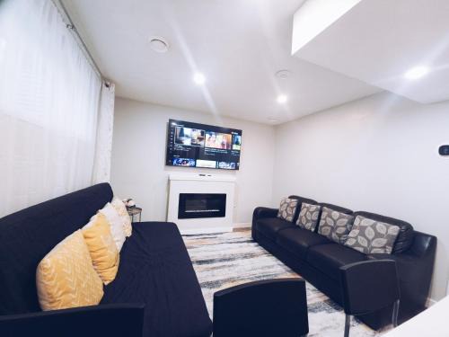 Cozy 2 Bedroom Suite, Queen Beds, Near the Airport