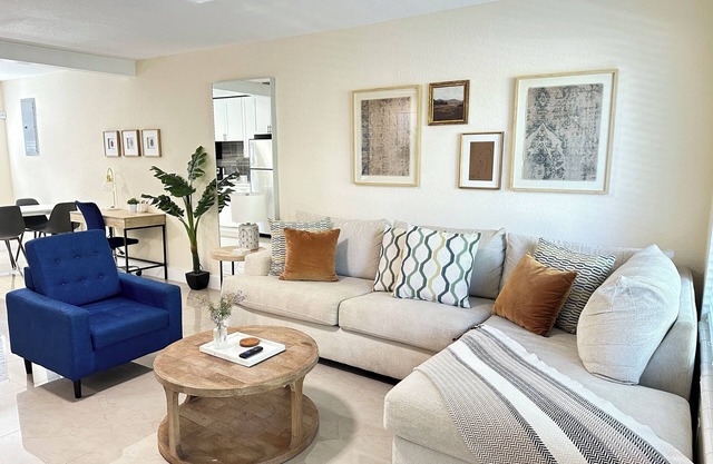 Cozy 2-bedroom townhome in fantastic Miami Wynwood/Design District with WiFi, AC