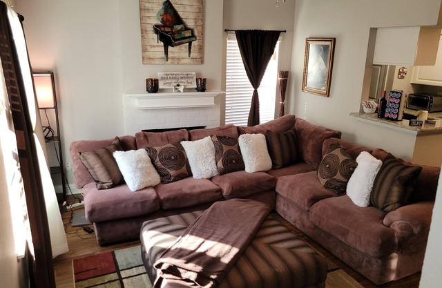 Cozy 2 Bedroom Townhome in Addison