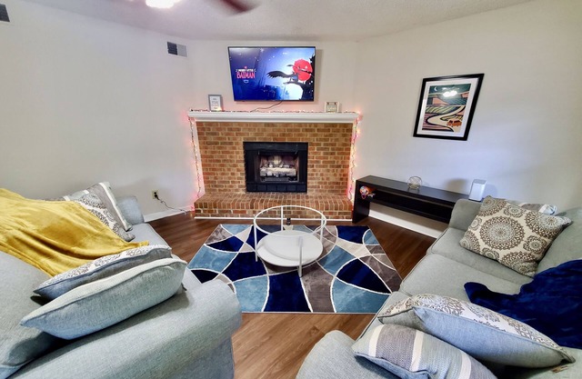 Cozy 2-bedroom Townhouse in Kennesaw, Centrally Located.