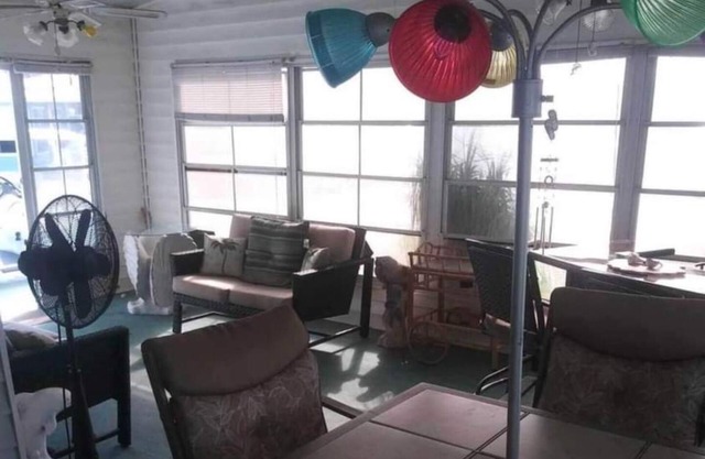 Cozy 2-bedroom mobile home in N Fort Myers w/AC. Located in 55 and older park.