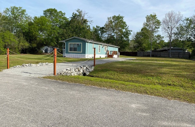 Cozy 2-bedroom home close to beaches & parks