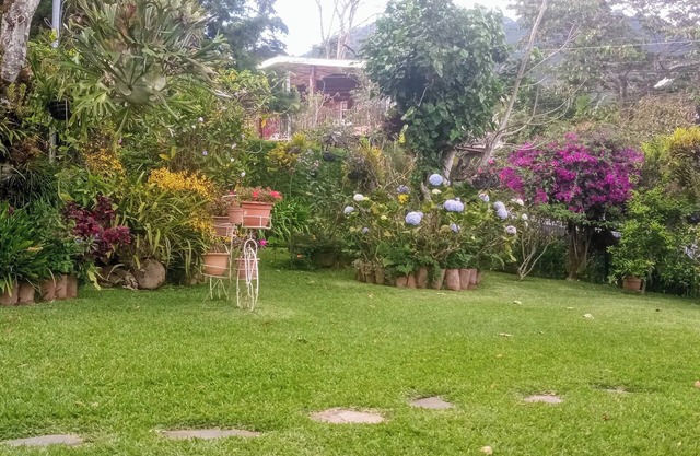 Cozy 2-bedroom villa in quiet Apaneca with WiFi and beautiful garden, urban area