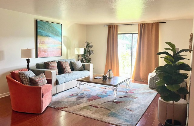 Cozy 2 bedroom water view retreat nestled in the heart of downtown Mount Dora.
