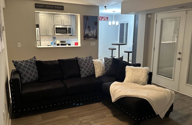 Cozy 2 BR Apt. 10 min. from Lenox/Phillips malls