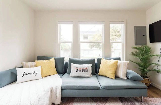 Cozy 2-BR Backyard Cottage - Private Urban Oasis