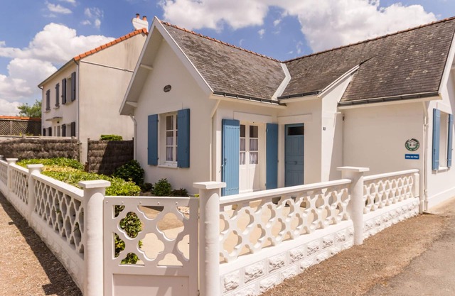 Cozy 2-BR Cottage Steps from Beach with Enclosed Garden & Fishing Gear