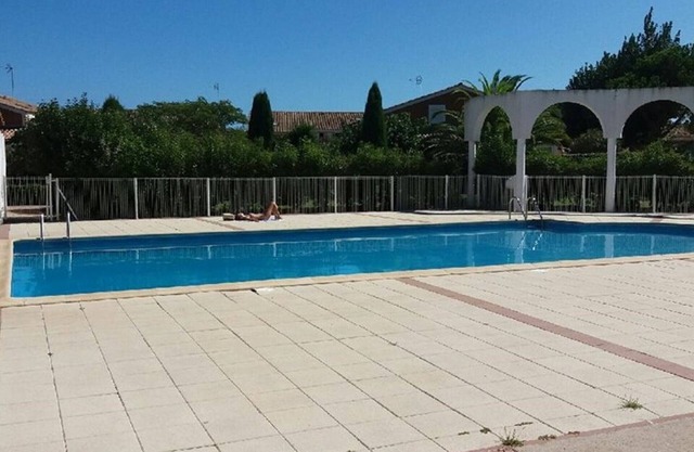 Cozy 2-BR Cabin with BBQ, Pool Access, 600m from Beach, Parking, Sleeps 4