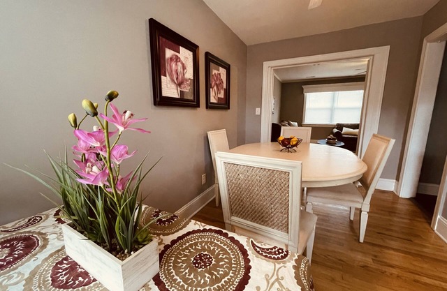 Cozy 2-BR Haven near Attractions! Perfect for Short or Long Stays