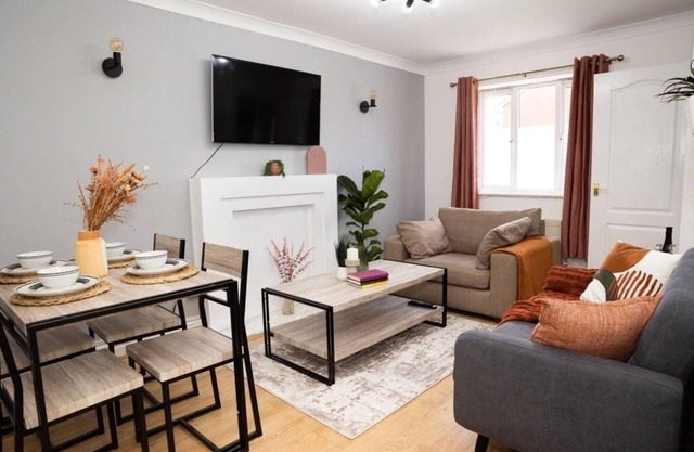 Cozy 2-BR Home, Free Parking, Sleeps 5