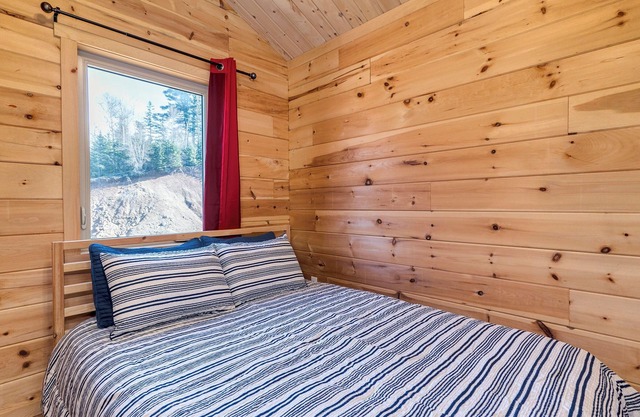 Cozy 2 BR Log Cottage w/Firepit Bbq,close to lakes, vineyards, zipline & Skiing